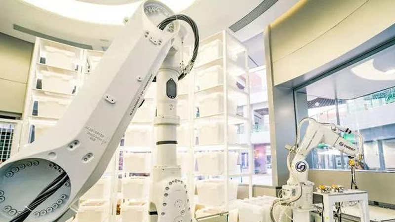 華為首個智能無人店開業，機械臂24小時賣手機